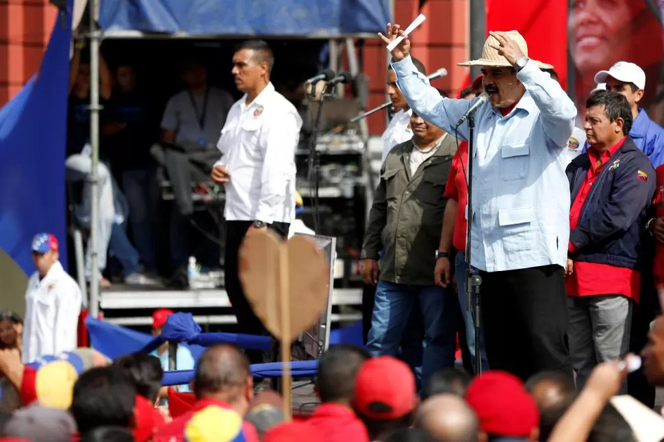 “SOMOS LIBRES”. Maduro habló ayer ante los trabajadores del transporte público afines a su Gobierno. Reuters