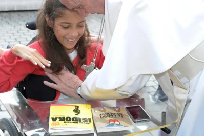 Sufre parálisis, ganó un premio y la abrazó el Papa