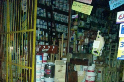 Destrozó un local y fingió un desmayo para no ser golpeado