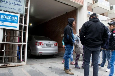 Adictos recuperados de La Costanera protestaron por la quita de un subsidio