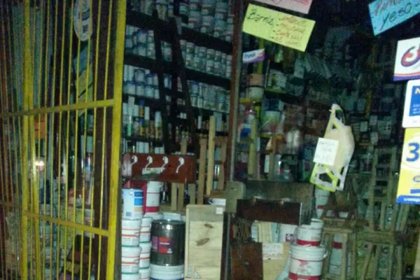 Destrozó un local y fingió un desmayo para no ser golpeado