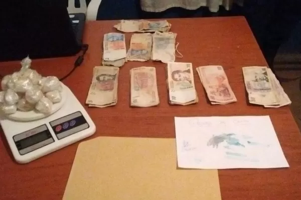 Un padre vendía droga acompañado por sus hijos y lo atraparon