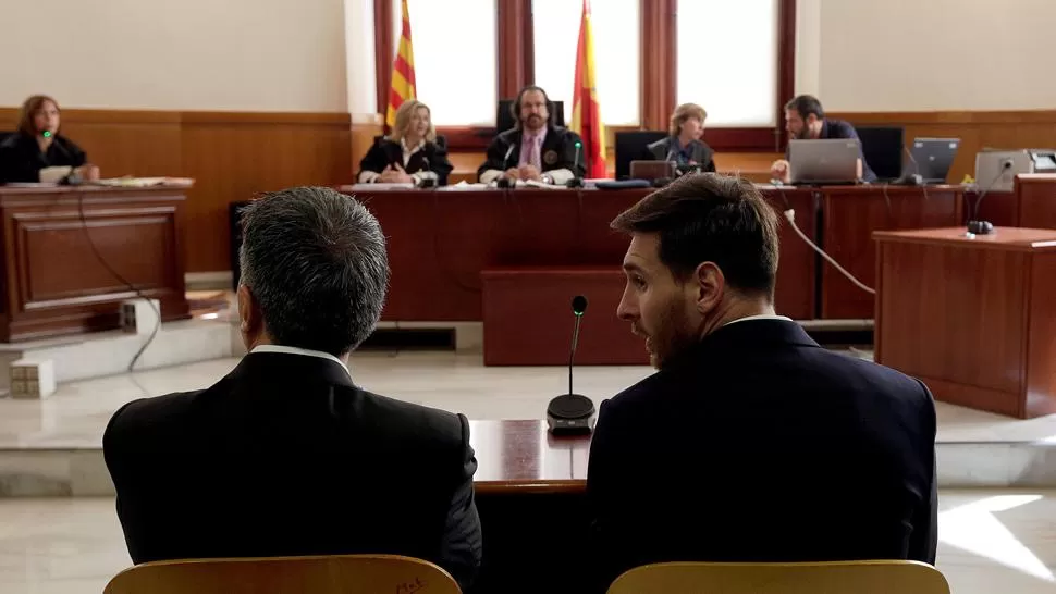 EN EL BANQUILLO. Messi ante los jueces. REUTERS
