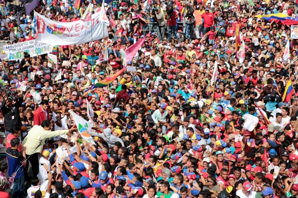 EN LA CALLE. Estudiantes secundarios y universitarios salieron a avalar la estrategia política de Maduro. Reuters