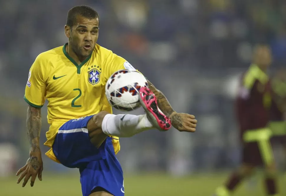 FIGURA. “Dani” Alves es uno de los jugadores más emblemáticos que tiene Brasil. reuters