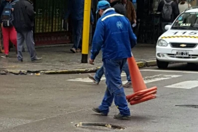 Arreglaron la tapa de cloaca que causó inconvenientes en Laprida y Mendoza