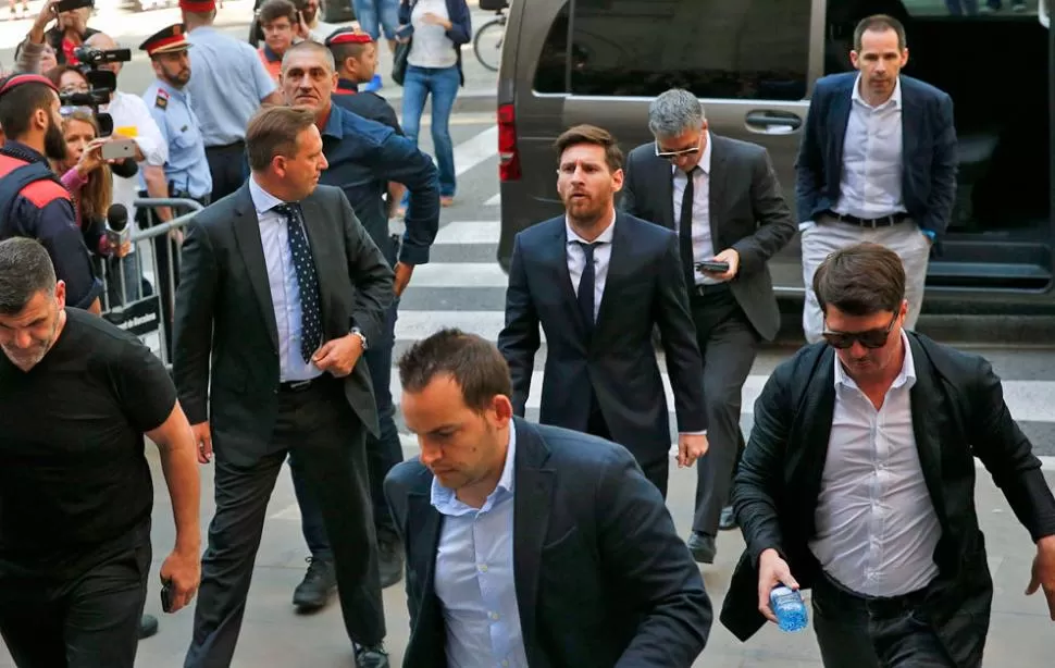 La Fiscalía exculpó a Messi y pide cárcel para su padre