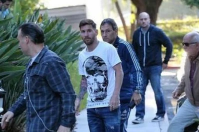 Liberado de culpa, Messi llegó contento