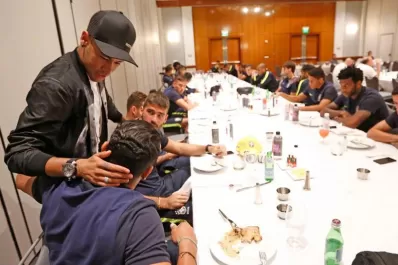 Neymar visitó a la selección brasileña, previo a su debut de esta noche