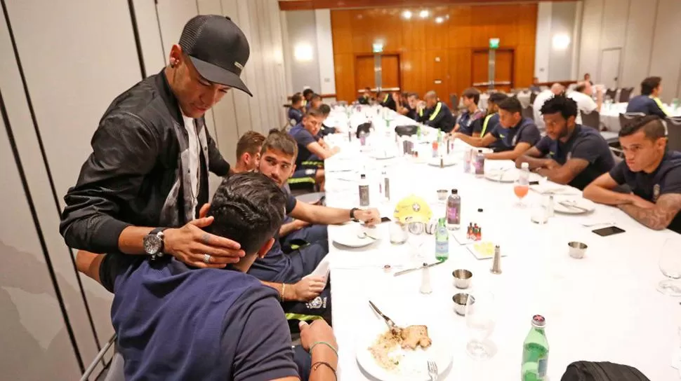 EL GRAN AUSENTE. Neymar saludó a sus compañeros del Scrtach antes del almuerzo.
FOTO TOMADA DE selecao.cbf.com.br