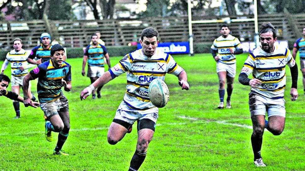 CAMINO AL TRY. Matías Madrid, apoyado por Nicolás Cipulli, se dirige para marcar uno de los 18 tries de Lawn Tennis. 