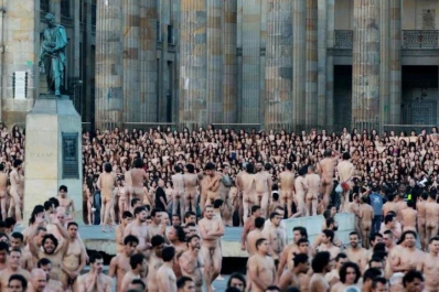 Spencer Tunick desnudó a más de 6.000 personas en Colombia