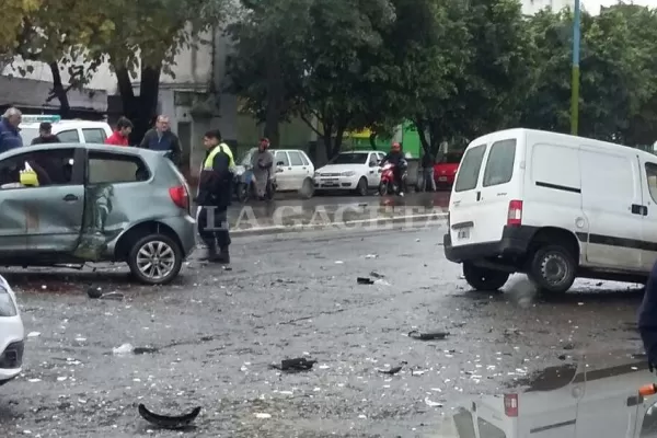 Un violento choque en Roca y Ayacucho dejó tres heridos
