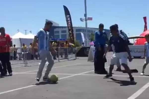 Los hinchas calentaron la previa jugando al fútbol en las afueras del estadio