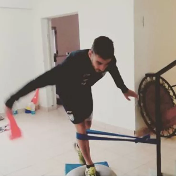 EQUILIBRIO. Molina trata de hacer pie sobre una pelota inflable en una sesión de rehabilitación en el gimnasio del complejo. instagram / patper007