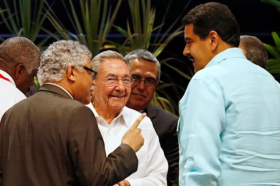 CUMBRE. Alfredo Múnera, Castro y Maduro dialogaron en La Havana. reuters 