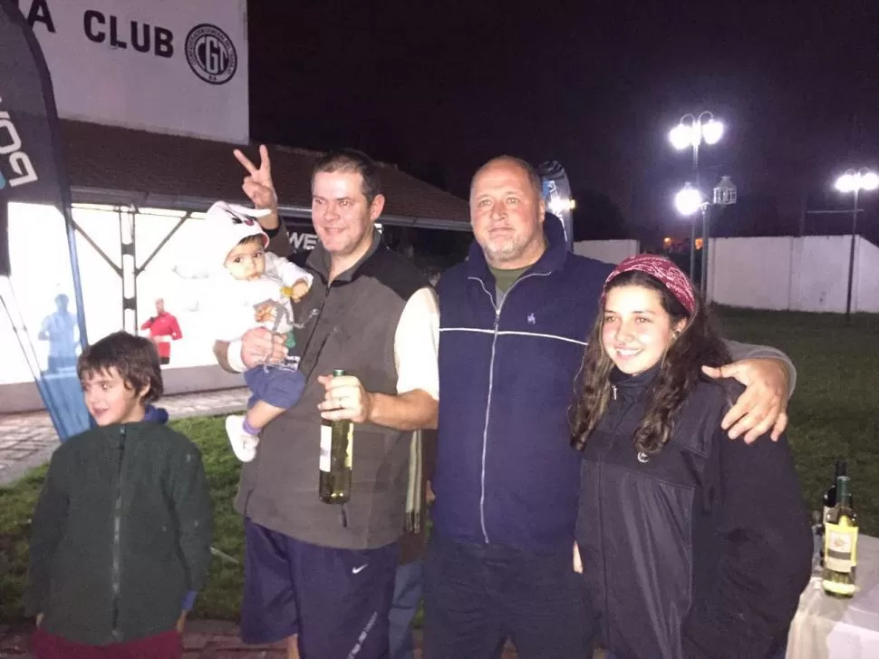 GANADOR. Pardo (izquierda) recibe el premio entregado por Gamio, el organizador. gentileza azucena squash