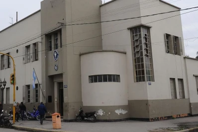 Atacó a trompadas a su hijastro porque no quiso llevar a sus hermanos a la escuela