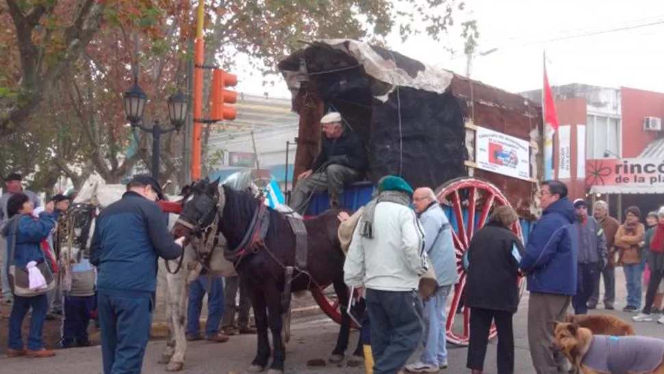 PARTIDA. Los vecinos despidieron a los gauchos que emprendieron el viaje a Tucumán. FOTO GENTILEZA DE EL SUR DIARIO