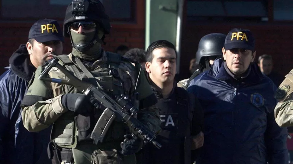 PELIGROSO. Machuca Cantero fue trasladado a Rosario bajo un fuerte operativo de seguridad. DYN