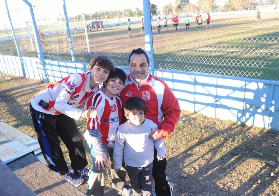 EN FAMILIA. Marcelo Cardozo fue a la práctica con tres de sus cinco hijos.  