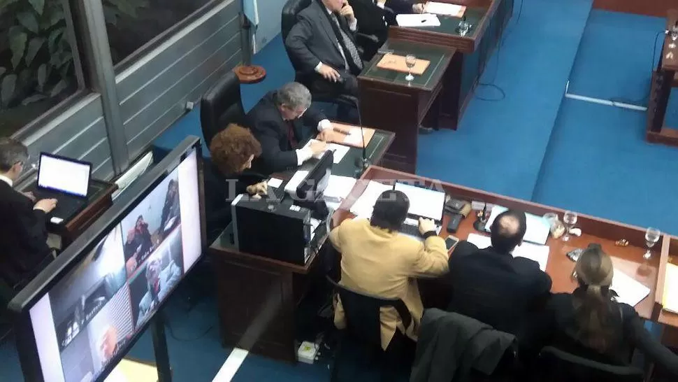 TESTIMONIO. En el margen inferior izquierdo se ve al periodista Verbitsky que declara mediante el sistema de videoconferencia. LA GACETA / FOTO DE GABRIELA BAIGORRI