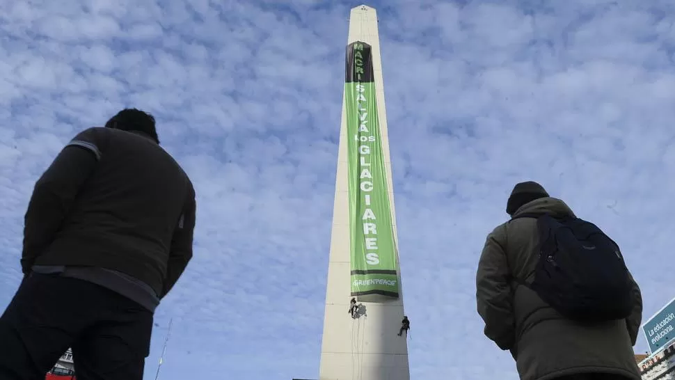 Activistas de Greenpeace escalaron el Obelisco y le pidieron al Gobierno que cumpla con la Ley de Glaciares