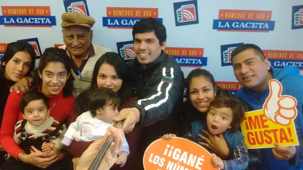TRES FAMILIAS FELICES. Félix Gramajo junto a dos de sus hijas y uno de sus nietos; Víctor Ortiz con su esposa y su hija más pequeña; y Renzo Radin con su hermana y su sobrino.  
