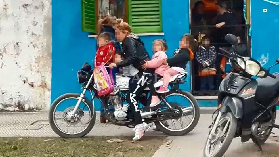 Video: trasladó a cuatro nenitos en una moto