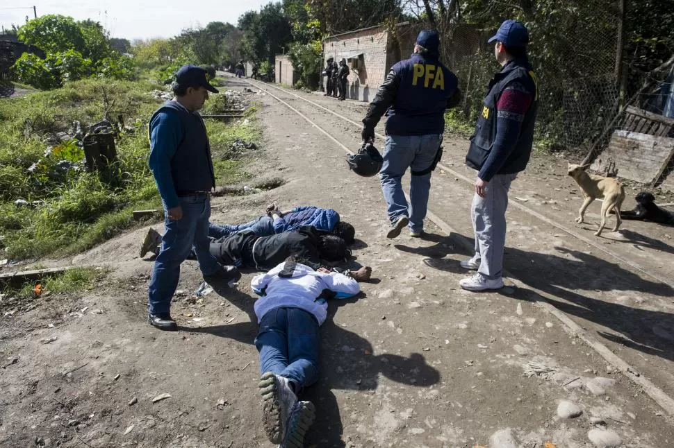 CUSTODIADOS. Los efectivos de la Federal custodian a tres de los cuatro detenidos por venta de drogas. la gaceta / foto de jorge olmos sgrosso