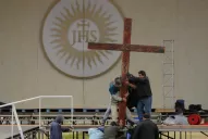 Levantan una cruz artesanal en el altar del hipódromo