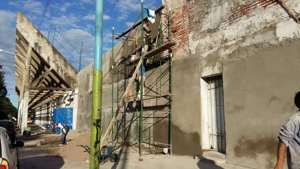 REPARACIÓN. Los socios se pusieron a arreglar las paredes de calle Bolivia.  