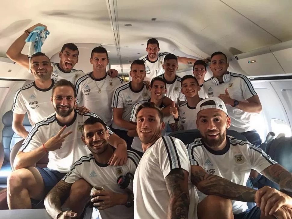 OPTIMISTA. Pese a la lesión, Di María posó en la foto grupal con el pulgar arriba. twitter de @GabeMadryn 