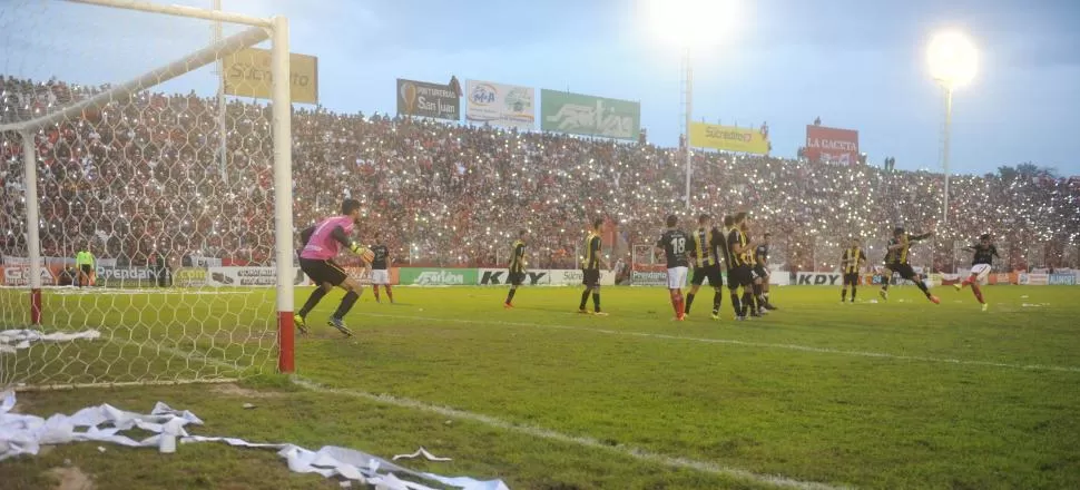 GOLAZO. El remate que despidió Ramón Lentini hace estéril el vuelo del arquero Rodrigo Manera y decreta de este modo, la segunda caída de la valla santafesina. la gaceta / fotos de antonio ferroni