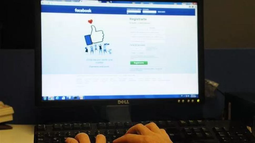 Creó un falso perfil de Facebook y le enviaba mensajes eróticos a una niña de 13 años