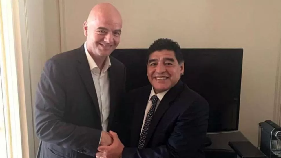 CRÍTICA. Maradona dijo que colaborará con Infantino para terminar con la corrupción en el fútbol. FOTO TOMADA DE LA NACIÓN