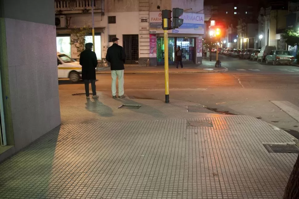 EN PLENO CENTRO. En la esquina de 25 de Mayo y Santiago del Estero, cinco jóvenes, le robaron un celular a una chica de 20 años. la gaceta / foto de inés quinteros orio
