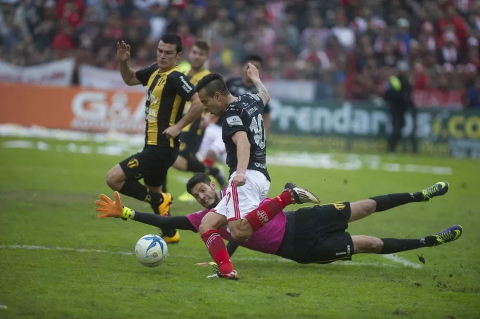 SÓLO LE FALTÓ EL GOL. Viturro hizo un gran partido. Aportó juego, claridad y hasta se puso el overol para marcar. En esta acción estuvo a punto de convertir, lo que hubiera coronado una tarea perfecta. la gaceta / foto de jorge olmos sgrosso