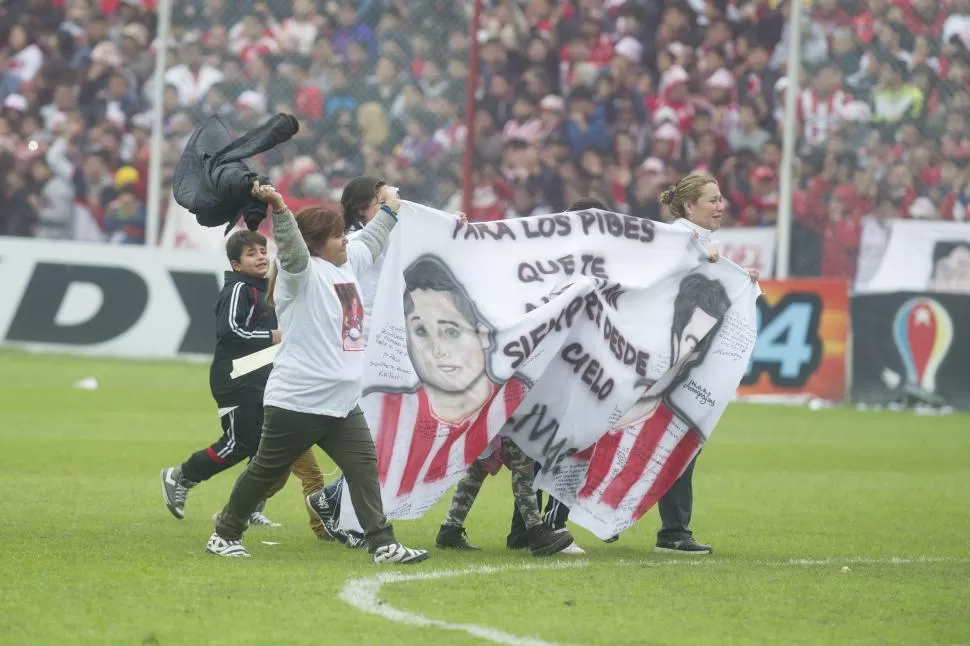 SOLEMNE. Uno de los momento más emotivos se dio cuando parientes de los hinchas fallecidos fueron aplaudidos por toda la cancha. la gaceta / fotos de jorge olmos sgrosso