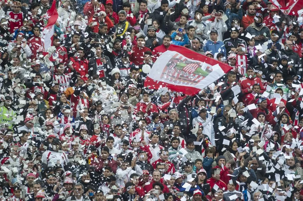 TODO EL COTILLÓN. Otra vez los hinchas de San Martín llenaron La Ciudadela, uniformados con casacas “rojiblancas”; blandieron los trapos y tiraron papelitos en las dos salidas del equipo a la cancha. la gaceta / foto de jorge olmos sgrosso