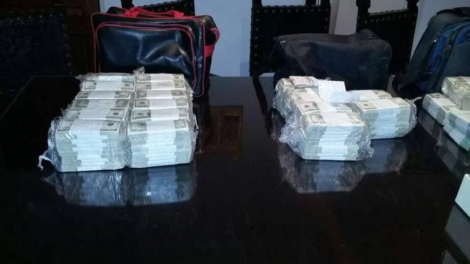EN BOLSAS. El dinero que le secuestraron a López, tal como lo mostró la Policía. FOTOS DE TWITTER @RADIOMITRE