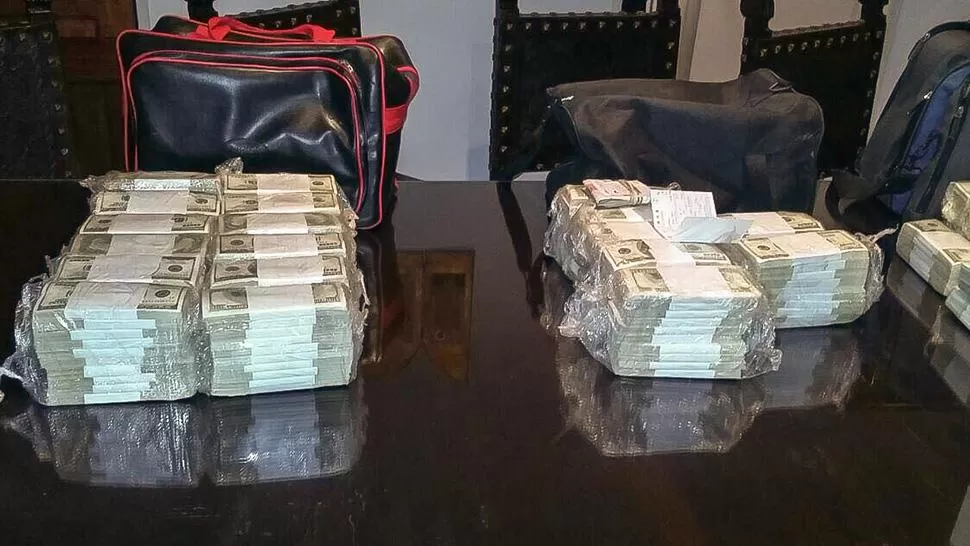 MILLONES. Las bolsas de dólares que se secuestró durante el operativo. TÉLAM