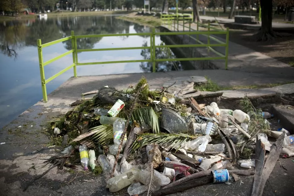 IRRESPONSABILIDAD. La basura que se extrae del lago San Miguel deja en evidencia la actitud desaprensiva de los tucumanos ante el medio ambiente. LA GACETA / FOTOS DE INÉS QUINTEROS ORIO.  