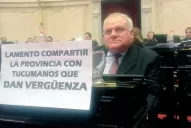 Masso repudió el caso López con un cartel en el Congreso