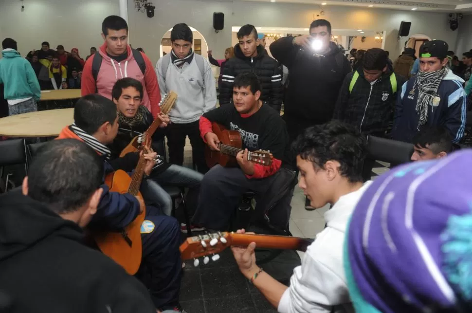 ¡COMENZARON LOS ENSAYOS! Un grupo de jóvenes preparan en la Sociedad Rural una de las canciones que animarán las jornadas del Congreso. LA GACETA / FOTOS DE ARCHIVO. 