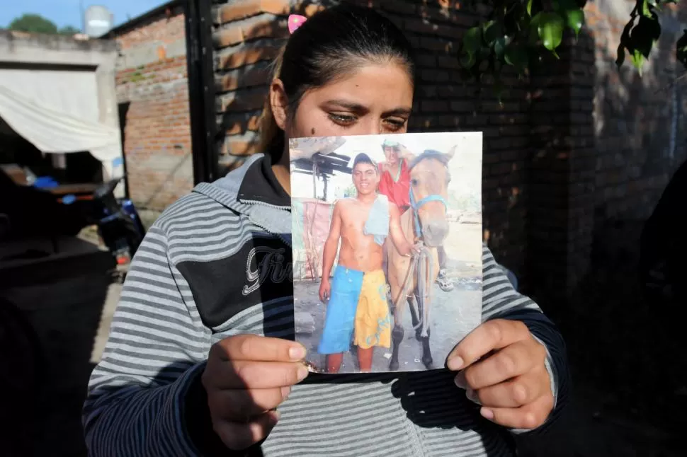SIN CONSUELO. Blanca Alderetes sostiene la foto de su marido, asesinado ayer a balazos en “La Bombilla”. la gaceta / foto de Analía Jaramillo