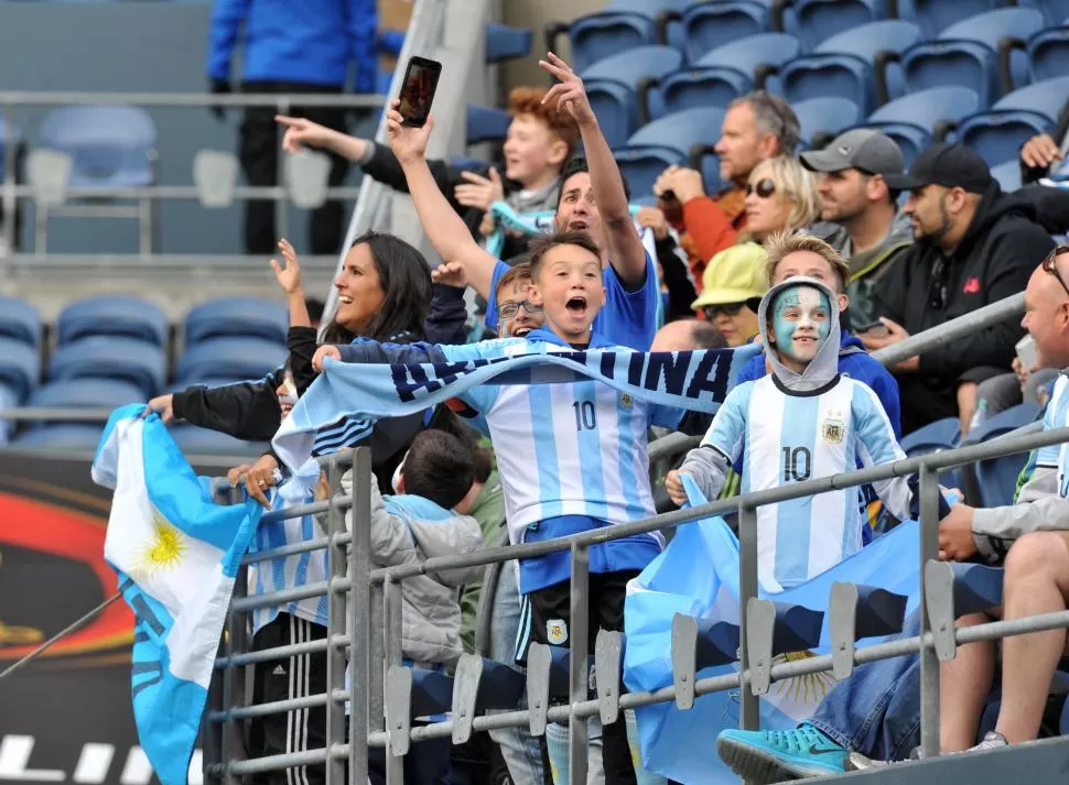 FUERON LOCALES EN SEATTLE. Los simpatizantes argentinos le hicieron sentir su apoyo al seleccionado “albiceleste”. fotos de telam