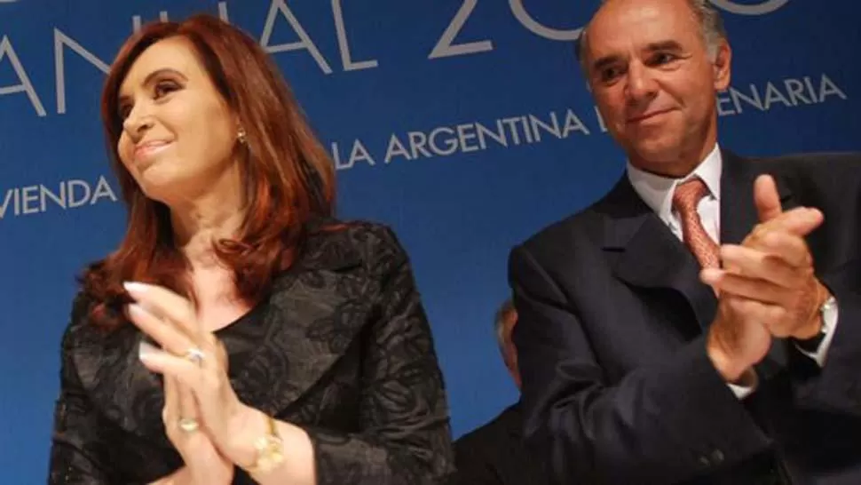 EN UN ACTO. Cristina Kirchner, junto al presidente de la CAC, Juan Chediak. (TÉLAM)