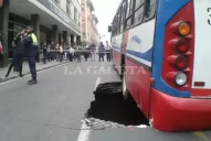Un profundo cráter casi se traga a un ómnibus en Córdoba y 25 de Mayo