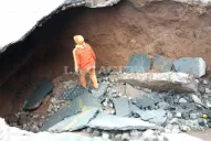 Lograron sacar el ómnibus que había caído a un pozo en la calle Córdoba